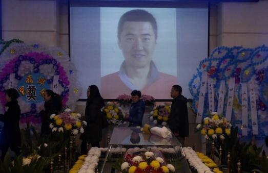 梦见死人向我<h3>【梦见要钱是什么意思】</h3><p>　　做梦梦见要钱是什么意思？为什么会梦见要钱？大鱼解梦提醒大家有时候梦展现的并不光是事物的好坏，还将从心理学角度阐释梦见要钱的种种因缘，并辅以真实的案例解析来帮大家分析梦见要钱的详尽含义。</p><h2>　　梦见要钱是什么意思</h2><p>　　梦见要钱，危难时刻，会得到朋友的同情。</p><p>　　单身贵族梦见要钱，最近爱情方面对方可能变心，没结果。</p><p>　　已婚者梦见要钱，预示出远门大吉。</p><p>　　梦见死人向自己要<strong>钱</strong>，该给死去的人烧纸了。</p><p>　　毕业生梦见要钱，求职;求职运气不错，可以轻易地获得机会和对方的赞赏。但是的选择容易变得不切实际，有些理想主义。</p><p>　　女人梦见要钱，预示伴侣间的感情有所不合。</p><p>　　商人梦见要钱，代表自己生意上有所突破，财运滚滚。</p><p>　　求职者梦见要钱，代表面试成功，有意想不到的高薪职位。</p><h2>　　原版周公解梦梦见要钱</h2><p>　　梦得钱。梦得古钱者，主利微;梦钱落身者，主疮甚;梦钱青而大者，主文章;梦钱白而多者，主泉水;梦见黄钱者，为人黄泉之兆
        </div>
<script>pay_form();</script>
<script>infoyunshi();</script>
</div>
	<div id=