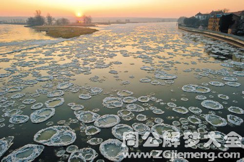 河水结冰被打破 河水结冰被打破