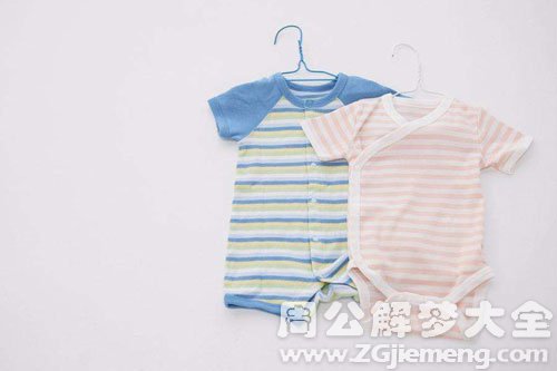 婴儿的衣服 婴儿的衣服