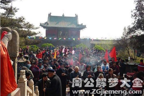 庙宇门前好多人 庙宇门前好多人