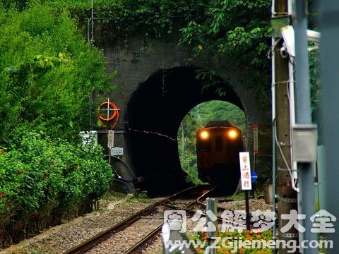 梦见火车过山洞.jpg 梦见火车过山洞.jpg