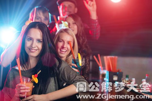 酒吧和女朋友喝酒.jpg 酒吧和女朋友喝酒.jpg