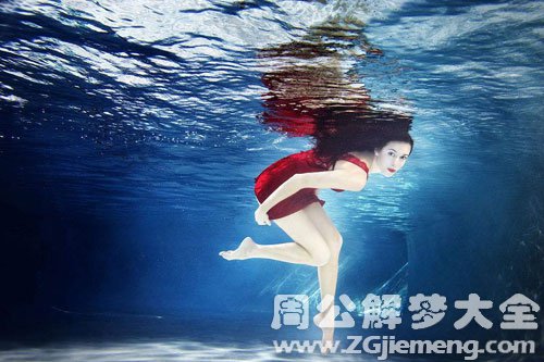 梦见穿着衣服在游泳 梦见穿着衣服在游泳
