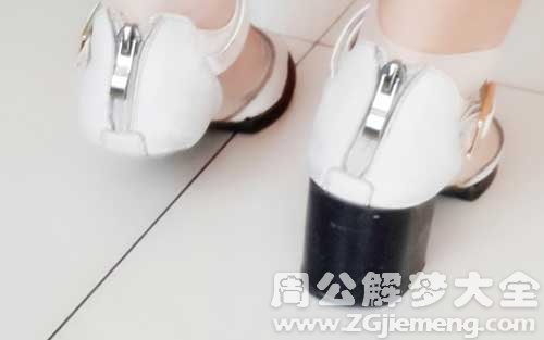 女人梦见鞋坏了一只.jpg 女人梦见鞋坏了一只.jpg