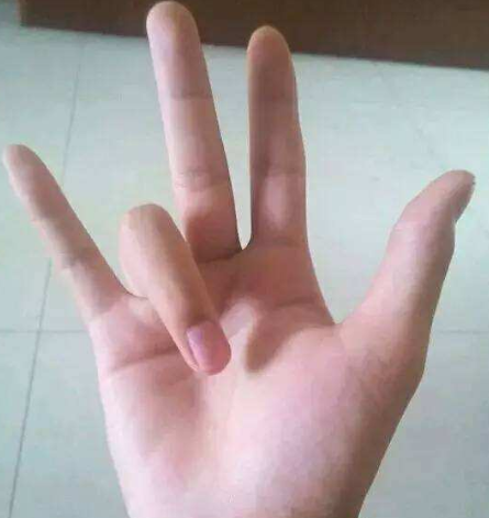 偏财运指的就是会有意想不到的钱财,人们通称为横财。很多人说手指比较灵活的人脑部都是比较灵活的,财运的好坏大多数也都和手相有关系,下面来详细解析手相看你财大或财小,和偏财运极旺的手相。 手上多条竖直的财运线 对于财运线而言,往往与个人的财运收获、运气、成功具有一定的关系,因此对于偏财运而言也要观察财运线的手纹状况。对于财运线的位置而言实在手掌无名指下方出现了竖向的手纹可以称之为财运线。因此如果大家发现在自己的手掌上,出现了多条竖直的财运线,则往往象征一个人的财富收获不仅依靠正财,同时也依靠偏财。 一夜暴富,这些人偏财运极旺,有意外之财!你知道是哪些人吗? 手掌三丘饱胀 所谓“手掌三丘”是指在手掌的靠近手指的位置,往往有三个像小山丘一样的鼓包。它们从中国掌相学中分别被称为“离丘”、“巽丘”和“坤丘”,因此如果一个人的这三个掌丘皆饱满并带有微红色,则象征此人的财运状况比较理想。不但容易因为正财运而财运上升,同时偏财运也是稳中有升的状态,遇到的机会和好运气均强于他人。 一夜暴富,这些人偏财运极旺,有意外之财!你知道是哪些人吗? 1旺运型 食指和中指之间有隙缝的人,虽然本身不喜欢受到他人的束缚,但因思考细微、慎密、做事勤劳、努力,所以将来必能出人头地。而有所成就,当然财富也会旺。 一夜暴富,这些人偏财运极旺,有意外之财!你知道是哪些人吗? 2勤俭型 在大拇指的第二关节,无论是横纹还是直纹,纹路越多表示积攒的财富越多。这种人多靠勤俭致富。 3异缘型 一般人在食指上面有一条横纹叫做指节纹,如果有三条指节纹的话叫做三约纹。这种人一生中不缺钱,往往都是由桃花来的,例如男人可能娶到很有钱的老婆,或者女孩子会拿钱给他,女性会找到有钱的男人。 一夜暴富,这些人偏财运极旺,有意外之财!你知道是哪些人吗? 4理财型 在手掌感情线上方有一条平行的纹叫做理财纹。有这种理财纹的人通常是替老板、上司理财,或者是大公司里面的会计或者出纳,通常帮人人家理财,当然自己也会投次理财,因此不会缺钱用。 一夜暴富,这些人偏财运极旺,有意外之财!你知道是哪些人吗? 5商业型 食指根部木星丘发达,气色血色良好,财运必佳。木星丘饱满的人,财运必然旺盛,这种人大多是商业发家。 一夜暴富,这些人偏财运极旺,有意外之财!你知道是哪些人吗? 6暴发型 生命线与智慧线起点,有上升线的人,将会发财。或者是事业线出现支线上伸到水星丘,将能发大财。这种人多半是出现各利机遇而突然发财。 一夜暴富,这些人偏财运极旺,有意外之财!你知道是哪些人吗? 7偏财型 小指根部水星丘与无名指根部太阳丘之间的部位如有出现十字纹,又称灵感线或神秘十字纹,有这条线的人,第六感发达,具有预测功能,喜欢研究玄秘深奥事物,有才志,有见解,偏财运也极好。 一夜暴富,这些人偏财运极旺,有意外之财!你知道是哪些人吗? 大拇指 拥有厚实拇指的人,用钱的观念十分实在,不会将钱花在过份强调感官享受的事情上。如华丽的衣服和美食,在这种人的眼中,是极为不实际的。这样的人,对生活的要求很简单,为人也相当务实,说一是一,不会有太多的心机。平而薄的拇指,与厚实的拇指正好具有相反的性格。这样的人不喜欢一板一眼的日子,性格具有神经质的特性。如果拇指又平又短,对于理财则会有过于谨慎保守而变得优柔寡断的情形出现。 一夜暴富,这些人偏财运极旺,有意外之财!你知道是哪些人吗? 食指 食指在手相学中,通常意味着支配欲、权力欲与一个人的进取心,所以食指较长的人,性格也比较顽强,相当具有企图心。食指过长,性格偏强硬、爱出锋头。财大气粗的性格,往往很难存得住钱。这种类型的人,就算钱赚得多,花得也多,所以节制挥霍的欲望和消费习惯,是根本之道。 一夜暴富,这些人偏财运极旺,有意外之财!你知道是哪些人吗? 中指 中指是四根手指中最长的,而且位于五根手指头的中心,象征一个人的命运。中指如果生得过短,则是缺乏耐性和冲动的表示。这种人必须好好约束和规范自己的情感,不然很容易做出会令自己后悔莫及的事。在金钱的投资打理态度也是倾向于盲从跟进的态度。如果能获利纯属幸运,要是全盘皆输,将会从此一蹶不振。 一夜暴富,这些人偏财运极旺,有意外之财!你知道是哪些人吗? 无名指 无名指象征着一个人的艺术才华、人缘和财富。在四根手指当中,无名指的长度仅次于中指,一看到无名指,往往会令人想到和创作天份相关的事物,所以认定它主掌一个人的才华、人缘和财富,是手相学家一致同意的。无名指长的人好赌,也是件令人头疼的事。这样的人,将钱视为身外之物,他之所以赌钱,不是因为贪财,而是喜欢追求刺激,加上个性不服输所致。 一夜暴富,这些人偏财运极旺,有意外之财!你知道是哪些人吗? 小拇指 小指长的人,具有雄辩之才,语文的表达能力极佳,而且喜欢言谈,个性上很强势。不过缺点在于言多必失,而且容易因言语得罪人,所以结怨招惹他人的可能性也大。另外也要小心使用权谋、工于心计,所以虽然能拥有事业和财富,但人缘却不见得好。