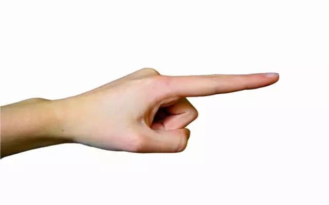 偏财运指的就是会有意想不到的钱财,人们通称为横财。很多人说手指比较灵活的人脑部都是比较灵活的,财运的好坏大多数也都和手相有关系,下面来详细解析手相看你财大或财小,和偏财运极旺的手相。 手上多条竖直的财运线 对于财运线而言,往往与个人的财运收获、运气、成功具有一定的关系,因此对于偏财运而言也要观察财运线的手纹状况。对于财运线的位置而言实在手掌无名指下方出现了竖向的手纹可以称之为财运线。因此如果大家发现在自己的手掌上,出现了多条竖直的财运线,则往往象征一个人的财富收获不仅依靠正财,同时也依靠偏财。 一夜暴富,这些人偏财运极旺,有意外之财!你知道是哪些人吗? 手掌三丘饱胀 所谓“手掌三丘”是指在手掌的靠近手指的位置,往往有三个像小山丘一样的鼓包。它们从中国掌相学中分别被称为“离丘”、“巽丘”和“坤丘”,因此如果一个人的这三个掌丘皆饱满并带有微红色,则象征此人的财运状况比较理想。不但容易因为正财运而财运上升,同时偏财运也是稳中有升的状态,遇到的机会和好运气均强于他人。 一夜暴富,这些人偏财运极旺,有意外之财!你知道是哪些人吗? 1旺运型 食指和中指之间有隙缝的人,虽然本身不喜欢受到他人的束缚,但因思考细微、慎密、做事勤劳、努力,所以将来必能出人头地。而有所成就,当然财富也会旺。 一夜暴富,这些人偏财运极旺,有意外之财!你知道是哪些人吗? 2勤俭型 在大拇指的第二关节,无论是横纹还是直纹,纹路越多表示积攒的财富越多。这种人多靠勤俭致富。 3异缘型 一般人在食指上面有一条横纹叫做指节纹,如果有三条指节纹的话叫做三约纹。这种人一生中不缺钱,往往都是由桃花来的,例如男人可能娶到很有钱的老婆,或者女孩子会拿钱给他,女性会找到有钱的男人。 一夜暴富,这些人偏财运极旺,有意外之财!你知道是哪些人吗? 4理财型 在手掌感情线上方有一条平行的纹叫做理财纹。有这种理财纹的人通常是替老板、上司理财,或者是大公司里面的会计或者出纳,通常帮人人家理财,当然自己也会投次理财,因此不会缺钱用。 一夜暴富,这些人偏财运极旺,有意外之财!你知道是哪些人吗? 5商业型 食指根部木星丘发达,气色血色良好,财运必佳。木星丘饱满的人,财运必然旺盛,这种人大多是商业发家。 一夜暴富,这些人偏财运极旺,有意外之财!你知道是哪些人吗? 6暴发型 生命线与智慧线起点,有上升线的人,将会发财。或者是事业线出现支线上伸到水星丘,将能发大财。这种人多半是出现各利机遇而突然发财。 一夜暴富,这些人偏财运极旺,有意外之财!你知道是哪些人吗? 7偏财型 小指根部水星丘与无名指根部太阳丘之间的部位如有出现十字纹,又称灵感线或神秘十字纹,有这条线的人,第六感发达,具有预测功能,喜欢研究玄秘深奥事物,有才志,有见解,偏财运也极好。 一夜暴富,这些人偏财运极旺,有意外之财!你知道是哪些人吗? 大拇指 拥有厚实拇指的人,用钱的观念十分实在,不会将钱花在过份强调感官享受的事情上。如华丽的衣服和美食,在这种人的眼中,是极为不实际的。这样的人,对生活的要求很简单,为人也相当务实,说一是一,不会有太多的心机。平而薄的拇指,与厚实的拇指正好具有相反的性格。这样的人不喜欢一板一眼的日子,性格具有神经质的特性。如果拇指又平又短,对于理财则会有过于谨慎保守而变得优柔寡断的情形出现。 一夜暴富,这些人偏财运极旺,有意外之财!你知道是哪些人吗? 食指 食指在手相学中,通常意味着支配欲、权力欲与一个人的进取心,所以食指较长的人,性格也比较顽强,相当具有企图心。食指过长,性格偏强硬、爱出锋头。财大气粗的性格,往往很难存得住钱。这种类型的人,就算钱赚得多,花得也多,所以节制挥霍的欲望和消费习惯,是根本之道。 一夜暴富,这些人偏财运极旺,有意外之财!你知道是哪些人吗? 中指 中指是四根手指中最长的,而且位于五根手指头的中心,象征一个人的命运。中指如果生得过短,则是缺乏耐性和冲动的表示。这种人必须好好约束和规范自己的情感,不然很容易做出会令自己后悔莫及的事。在金钱的投资打理态度也是倾向于盲从跟进的态度。如果能获利纯属幸运,要是全盘皆输,将会从此一蹶不振。 一夜暴富,这些人偏财运极旺,有意外之财!你知道是哪些人吗? 无名指 无名指象征着一个人的艺术才华、人缘和财富。在四根手指当中,无名指的长度仅次于中指,一看到无名指,往往会令人想到和创作天份相关的事物,所以认定它主掌一个人的才华、人缘和财富,是手相学家一致同意的。无名指长的人好赌,也是件令人头疼的事。这样的人,将钱视为身外之物,他之所以赌钱,不是因为贪财,而是喜欢追求刺激,加上个性不服输所致。 一夜暴富,这些人偏财运极旺,有意外之财!你知道是哪些人吗? 小拇指 小指长的人,具有雄辩之才,语文的表达能力极佳,而且喜欢言谈,个性上很强势。不过缺点在于言多必失,而且容易因言语得罪人,所以结怨招惹他人的可能性也大。另外也要小心使用权谋、工于心计,所以虽然能拥有事业和财富,但人缘却不见得好。