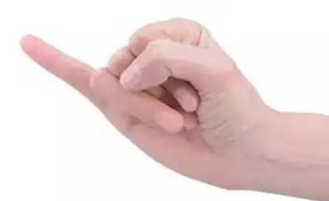 偏财运指的就是会有意想不到的钱财,人们通称为横财。很多人说手指比较灵活的人脑部都是比较灵活的,财运的好坏大多数也都和手相有关系,下面来详细解析手相看你财大或财小,和偏财运极旺的手相。 手上多条竖直的财运线 对于财运线而言,往往与个人的财运收获、运气、成功具有一定的关系,因此对于偏财运而言也要观察财运线的手纹状况。对于财运线的位置而言实在手掌无名指下方出现了竖向的手纹可以称之为财运线。因此如果大家发现在自己的手掌上,出现了多条竖直的财运线,则往往象征一个人的财富收获不仅依靠正财,同时也依靠偏财。 一夜暴富,这些人偏财运极旺,有意外之财!你知道是哪些人吗? 手掌三丘饱胀 所谓“手掌三丘”是指在手掌的靠近手指的位置,往往有三个像小山丘一样的鼓包。它们从中国掌相学中分别被称为“离丘”、“巽丘”和“坤丘”,因此如果一个人的这三个掌丘皆饱满并带有微红色,则象征此人的财运状况比较理想。不但容易因为正财运而财运上升,同时偏财运也是稳中有升的状态,遇到的机会和好运气均强于他人。 一夜暴富,这些人偏财运极旺,有意外之财!你知道是哪些人吗? 1旺运型 食指和中指之间有隙缝的人,虽然本身不喜欢受到他人的束缚,但因思考细微、慎密、做事勤劳、努力,所以将来必能出人头地。而有所成就,当然财富也会旺。 一夜暴富,这些人偏财运极旺,有意外之财!你知道是哪些人吗? 2勤俭型 在大拇指的第二关节,无论是横纹还是直纹,纹路越多表示积攒的财富越多。这种人多靠勤俭致富。 3异缘型 一般人在食指上面有一条横纹叫做指节纹,如果有三条指节纹的话叫做三约纹。这种人一生中不缺钱,往往都是由桃花来的,例如男人可能娶到很有钱的老婆,或者女孩子会拿钱给他,女性会找到有钱的男人。 一夜暴富,这些人偏财运极旺,有意外之财!你知道是哪些人吗? 4理财型 在手掌感情线上方有一条平行的纹叫做理财纹。有这种理财纹的人通常是替老板、上司理财,或者是大公司里面的会计或者出纳,通常帮人人家理财,当然自己也会投次理财,因此不会缺钱用。 一夜暴富,这些人偏财运极旺,有意外之财!你知道是哪些人吗? 5商业型 食指根部木星丘发达,气色血色良好,财运必佳。木星丘饱满的人,财运必然旺盛,这种人大多是商业发家。 一夜暴富,这些人偏财运极旺,有意外之财!你知道是哪些人吗? 6暴发型 生命线与智慧线起点,有上升线的人,将会发财。或者是事业线出现支线上伸到水星丘,将能发大财。这种人多半是出现各利机遇而突然发财。 一夜暴富,这些人偏财运极旺,有意外之财!你知道是哪些人吗? 7偏财型 小指根部水星丘与无名指根部太阳丘之间的部位如有出现十字纹,又称灵感线或神秘十字纹,有这条线的人,第六感发达,具有预测功能,喜欢研究玄秘深奥事物,有才志,有见解,偏财运也极好。 一夜暴富,这些人偏财运极旺,有意外之财!你知道是哪些人吗? 大拇指 拥有厚实拇指的人,用钱的观念十分实在,不会将钱花在过份强调感官享受的事情上。如华丽的衣服和美食,在这种人的眼中,是极为不实际的。这样的人,对生活的要求很简单,为人也相当务实,说一是一,不会有太多的心机。平而薄的拇指,与厚实的拇指正好具有相反的性格。这样的人不喜欢一板一眼的日子,性格具有神经质的特性。如果拇指又平又短,对于理财则会有过于谨慎保守而变得优柔寡断的情形出现。 一夜暴富,这些人偏财运极旺,有意外之财!你知道是哪些人吗? 食指 食指在手相学中,通常意味着支配欲、权力欲与一个人的进取心,所以食指较长的人,性格也比较顽强,相当具有企图心。食指过长,性格偏强硬、爱出锋头。财大气粗的性格,往往很难存得住钱。这种类型的人,就算钱赚得多,花得也多,所以节制挥霍的欲望和消费习惯,是根本之道。 一夜暴富,这些人偏财运极旺,有意外之财!你知道是哪些人吗? 中指 中指是四根手指中最长的,而且位于五根手指头的中心,象征一个人的命运。中指如果生得过短,则是缺乏耐性和冲动的表示。这种人必须好好约束和规范自己的情感,不然很容易做出会令自己后悔莫及的事。在金钱的投资打理态度也是倾向于盲从跟进的态度。如果能获利纯属幸运,要是全盘皆输,将会从此一蹶不振。 一夜暴富,这些人偏财运极旺,有意外之财!你知道是哪些人吗? 无名指 无名指象征着一个人的艺术才华、人缘和财富。在四根手指当中,无名指的长度仅次于中指,一看到无名指,往往会令人想到和创作天份相关的事物,所以认定它主掌一个人的才华、人缘和财富,是手相学家一致同意的。无名指长的人好赌,也是件令人头疼的事。这样的人,将钱视为身外之物,他之所以赌钱,不是因为贪财,而是喜欢追求刺激,加上个性不服输所致。 一夜暴富,这些人偏财运极旺,有意外之财!你知道是哪些人吗? 小拇指 小指长的人,具有雄辩之才,语文的表达能力极佳,而且喜欢言谈,个性上很强势。不过缺点在于言多必失,而且容易因言语得罪人,所以结怨招惹他人的可能性也大。另外也要小心使用权谋、工于心计,所以虽然能拥有事业和财富,但人缘却不见得好。