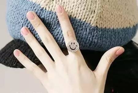 偏财运指的就是会有意想不到的钱财,人们通称为横财。很多人说手指比较灵活的人脑部都是比较灵活的,财运的好坏大多数也都和手相有关系,下面来详细解析手相看你财大或财小,和偏财运极旺的手相。 手上多条竖直的财运线 对于财运线而言,往往与个人的财运收获、运气、成功具有一定的关系,因此对于偏财运而言也要观察财运线的手纹状况。对于财运线的位置而言实在手掌无名指下方出现了竖向的手纹可以称之为财运线。因此如果大家发现在自己的手掌上,出现了多条竖直的财运线,则往往象征一个人的财富收获不仅依靠正财,同时也依靠偏财。 一夜暴富,这些人偏财运极旺,有意外之财!你知道是哪些人吗? 手掌三丘饱胀 所谓“手掌三丘”是指在手掌的靠近手指的位置,往往有三个像小山丘一样的鼓包。它们从中国掌相学中分别被称为“离丘”、“巽丘”和“坤丘”,因此如果一个人的这三个掌丘皆饱满并带有微红色,则象征此人的财运状况比较理想。不但容易因为正财运而财运上升,同时偏财运也是稳中有升的状态,遇到的机会和好运气均强于他人。 一夜暴富,这些人偏财运极旺,有意外之财!你知道是哪些人吗? 1旺运型 食指和中指之间有隙缝的人,虽然本身不喜欢受到他人的束缚,但因思考细微、慎密、做事勤劳、努力,所以将来必能出人头地。而有所成就,当然财富也会旺。 一夜暴富,这些人偏财运极旺,有意外之财!你知道是哪些人吗? 2勤俭型 在大拇指的第二关节,无论是横纹还是直纹,纹路越多表示积攒的财富越多。这种人多靠勤俭致富。 3异缘型 一般人在食指上面有一条横纹叫做指节纹,如果有三条指节纹的话叫做三约纹。这种人一生中不缺钱,往往都是由桃花来的,例如男人可能娶到很有钱的老婆,或者女孩子会拿钱给他,女性会找到有钱的男人。 一夜暴富,这些人偏财运极旺,有意外之财!你知道是哪些人吗? 4理财型 在手掌感情线上方有一条平行的纹叫做理财纹。有这种理财纹的人通常是替老板、上司理财,或者是大公司里面的会计或者出纳,通常帮人人家理财,当然自己也会投次理财,因此不会缺钱用。 一夜暴富,这些人偏财运极旺,有意外之财!你知道是哪些人吗? 5商业型 食指根部木星丘发达,气色血色良好,财运必佳。木星丘饱满的人,财运必然旺盛,这种人大多是商业发家。 一夜暴富,这些人偏财运极旺,有意外之财!你知道是哪些人吗? 6暴发型 生命线与智慧线起点,有上升线的人,将会发财。或者是事业线出现支线上伸到水星丘,将能发大财。这种人多半是出现各利机遇而突然发财。 一夜暴富,这些人偏财运极旺,有意外之财!你知道是哪些人吗? 7偏财型 小指根部水星丘与无名指根部太阳丘之间的部位如有出现十字纹,又称灵感线或神秘十字纹,有这条线的人,第六感发达,具有预测功能,喜欢研究玄秘深奥事物,有才志,有见解,偏财运也极好。 一夜暴富,这些人偏财运极旺,有意外之财!你知道是哪些人吗? 大拇指 拥有厚实拇指的人,用钱的观念十分实在,不会将钱花在过份强调感官享受的事情上。如华丽的衣服和美食,在这种人的眼中,是极为不实际的。这样的人,对生活的要求很简单,为人也相当务实,说一是一,不会有太多的心机。平而薄的拇指,与厚实的拇指正好具有相反的性格。这样的人不喜欢一板一眼的日子,性格具有神经质的特性。如果拇指又平又短,对于理财则会有过于谨慎保守而变得优柔寡断的情形出现。 一夜暴富,这些人偏财运极旺,有意外之财!你知道是哪些人吗? 食指 食指在手相学中,通常意味着支配欲、权力欲与一个人的进取心,所以食指较长的人,性格也比较顽强,相当具有企图心。食指过长,性格偏强硬、爱出锋头。财大气粗的性格,往往很难存得住钱。这种类型的人,就算钱赚得多,花得也多,所以节制挥霍的欲望和消费习惯,是根本之道。 一夜暴富,这些人偏财运极旺,有意外之财!你知道是哪些人吗? 中指 中指是四根手指中最长的,而且位于五根手指头的中心,象征一个人的命运。中指如果生得过短,则是缺乏耐性和冲动的表示。这种人必须好好约束和规范自己的情感,不然很容易做出会令自己后悔莫及的事。在金钱的投资打理态度也是倾向于盲从跟进的态度。如果能获利纯属幸运,要是全盘皆输,将会从此一蹶不振。 一夜暴富,这些人偏财运极旺,有意外之财!你知道是哪些人吗? 无名指 无名指象征着一个人的艺术才华、人缘和财富。在四根手指当中,无名指的长度仅次于中指,一看到无名指,往往会令人想到和创作天份相关的事物,所以认定它主掌一个人的才华、人缘和财富,是手相学家一致同意的。无名指长的人好赌,也是件令人头疼的事。这样的人,将钱视为身外之物,他之所以赌钱,不是因为贪财,而是喜欢追求刺激,加上个性不服输所致。 一夜暴富,这些人偏财运极旺,有意外之财!你知道是哪些人吗? 小拇指 小指长的人,具有雄辩之才,语文的表达能力极佳,而且喜欢言谈,个性上很强势。不过缺点在于言多必失,而且容易因言语得罪人,所以结怨招惹他人的可能性也大。另外也要小心使用权谋、工于心计,所以虽然能拥有事业和财富,但人缘却不见得好。