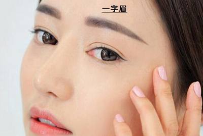 面相眉毛看婚姻感情 眉毛在面相里,代表的是一个人的感情,和兄弟姐妹间的缘分,也是看与朋友交情的地带,眉毛在相学的术语称为“兄弟宫”“情缘宫”,所以眉毛以兄弟姐妹为主体。而眉也能看出一个人的品格和感情动向。 1、浓眉的人重感情 生有浓眉的人,感情会很浓厚,一旦倾心于某人,即全力以赴,深深爱上对方,但是一旦感情失败,往往也是收打击最重的。这样的眉毛的人爱憎分明,不畏强暴,做事敢作敢当,能为兄弟两肋插刀,前提是眉形一定要正。如果眉尾上挑,那么将胆大妄为;如果眉尾低垂,那么优柔寡断。 2、短眉的人个性倔强 短眉人做事喜欢干净利落,但缺乏兄弟帮助照顾。做事欠缺协调性,依赖而个性倔强,有激情,容易与人发生感情,成为别人心爱的对象,但桃花多并非好事,应小心选择。 3、长眉的人有情有义 长眉人做事细致有情有义,有兄弟缘,与家人相处和睦,爱情美满,时有好运。做事有协调性,在组织中能与人沟通合作,容易成功。 4、八字眉的人异性缘好 八字眉人异性缘佳,表面上不易接近,实质和蔼可亲,品德也好,因出手阔绰,所以一生要辛勤赚钱。八字眉的人心胸广阔,有英雄豪侠的气概,是倾谈的好对象。 5、一字眉的人直性子 一字眉人做事喜欢直来直去,不喜欢婆婆妈妈,性情耿直理性,处事不够圆滑,易得罪别人。意志力强,有实力,能事业有成。对感情尊重,认为婚姻较为重要,有早婚倾向。 6、眉角剔下眉做事讲方法 眉角剔下的人理性很强,凡事皆论个明白,但是做事能力差,属于光吃不会搞类型的。在眉角处明显剔下的人,十分热情,生命力强,精力旺盛,决定了做的事一定会实行。财运佳,事业运亦好,恋爱十分积极。 7、新月眉的人感情细腻 男性如果新月眉那么感情细腻,似女子情节重,可做全职丈夫,家庭大宅男。女性之中有这种眉就最理想:理智、感情丰富,容易得到爱情,有财运。结婚之后,更能与丈夫一起致富,一生幸福。 8、杂眉的人做事草率 眉毛杂乱无章,这样眉毛人做事草率,做事容易虎头蛇尾。在感情方面忽冷忽热,令人难以接受,情绪化颇重,与自己喜欢的人在一起容易矛盾迭生,吵闹不休。好的方面是这种人不计较个人得失,事情过后则忘。 9、焦炭眉的坎坷多 书云:眉如焦炭非灾即难;生有焦炭眉的朋友,义气如天,豪气凌云,有出名运,会功成名就。但是这样眉形以上充满了坎坷,身体的灾难不时有,感情打击也不少。 10、淡眉无情无义 眉毛几乎看不到,也叫裸眉,这样眉形的朋友,行事中庸,不温不火,处理问题随遇而安,心无杂念,凡事得过则过,不会斤斤计较。感情平淡而冷静,自己认定的人,会一直坚持下去,婚后家庭生活较平缓,平平淡淡过一生。